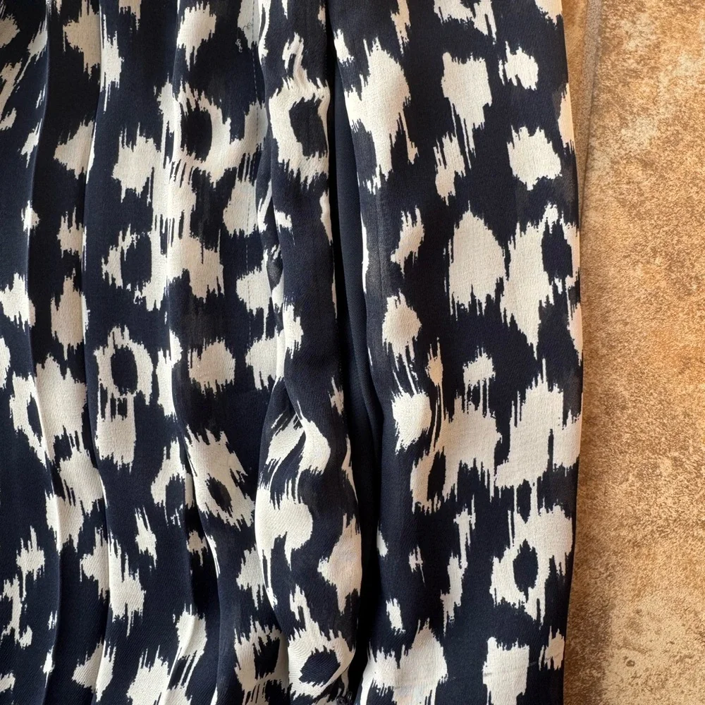 Elegant Blue and White Patterned Dress - Picture 5 of 5